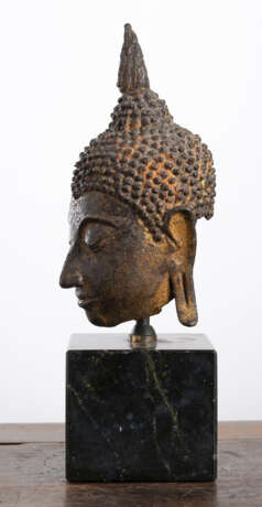 Kopf des Buddha aus Bronze auf einem Sockel - photo 4