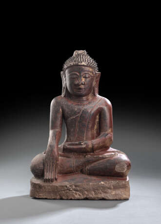 Skulptur des Buddha Shakyamuni aus Stein mit roter Lackfassung - Foto 1