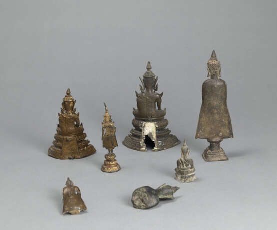 Gruppe von sieben Buddhafiguren aus Bronze, teils vergoldet - photo 3
