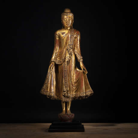 Holzfigur des stehenden Buddha Shakyamuni im Mandalay-Stil - Foto 1