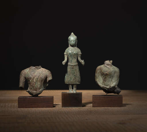 Zwei Torso-Fragmente und ein stehender Buddha aus Bronze - photo 1