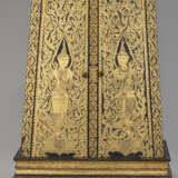 Paar trapezförmige Schränke mit Dekor von Apsaras in Goldlack auf schwarzem Fond - Foto 3