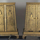 Paar trapezförmige Schränke mit Dekor von Apsaras in Goldlack auf schwarzem Fond - Foto 13