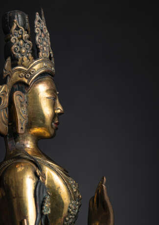 Stehender Bodhisattva aus vergoldetem Kupfer-Repoussé - Foto 2