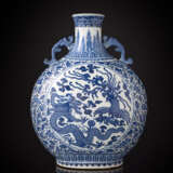 Große Pilgerflasche (bianhu) mit unterglasurblauem Drachen- und Phönix-Medaillon und floralem Dekor - Foto 1