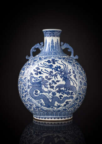 Große Pilgerflasche (bianhu) mit unterglasurblauem Drachen- und Phönix-Medaillon und floralem Dekor - photo 1