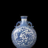 Große Pilgerflasche (bianhu) mit unterglasurblauem Drachen- und Phönix-Medaillon und floralem Dekor - фото 2