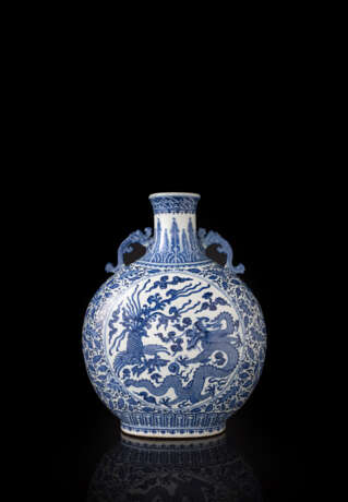 Große Pilgerflasche (bianhu) mit unterglasurblauem Drachen- und Phönix-Medaillon und floralem Dekor - photo 2