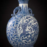 Große Pilgerflasche (bianhu) mit unterglasurblauem Drachen- und Phönix-Medaillon und floralem Dekor - photo 3