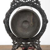 Gong auf fein geschnitztem Holzstand - photo 4