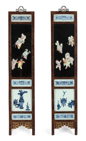 Paar Tafeln mit eingelegten Porzellan-Paneelen mit 'Famille rose'-Tafeln und Figuren - фото 1