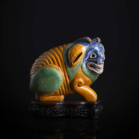 Widder aus Porzellan als Weihrauchbrenner mit 'Sancai-Glasur mit Blau auf Holzstand - Foto 1