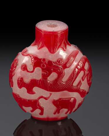 Snuffbottle aus Schneeflocken-Glas mit rotem Überfang der Zodiac-Tiere um die Wandung - фото 1