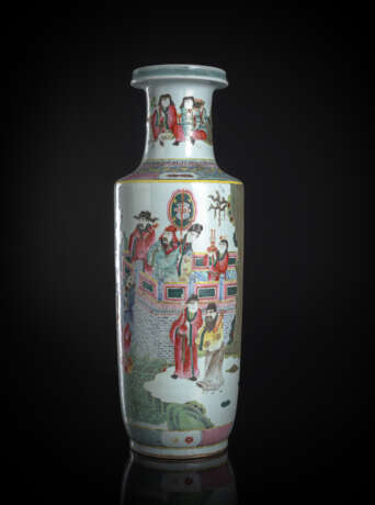 Rouleau-Vase aus Porzellan mit umlaufendem 'Famille rose'-Figurendekor u. a. von daoistischen Unsterblichen auf einem Baumschiff - фото 1