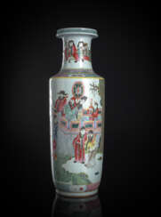 Rouleau-Vase aus Porzellan mit umlaufendem 'Famille rose'-Figurendekor u. a. von daoistischen Unsterblichen auf einem Baumschiff