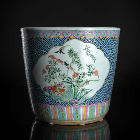 Cachepot aus Porzellan mit 'Famille rose'-Dekor von Vögeln und Blumen auf gemustertem Grund - photo 1