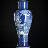 Porzellanvase 'Guanyinzun' mit feinem unterglasurblauem Antiquitäten- und Floraldekor auf puderblauem Grund - фото 1