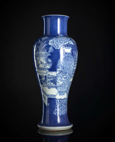 Porzellanvase 'Guanyinzun' mit feinem unterglasurblauem Antiquitäten- und Floraldekor auf puderblauem Grund - photo 1