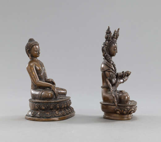 Zwei Bronzefiguren des Buddha Shakyamuni und Vajradhara - photo 2