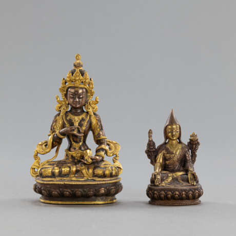 Teilvergoldete Bronze des Vajrasattva und kleinere Bronze des Tsongkhapa - photo 1