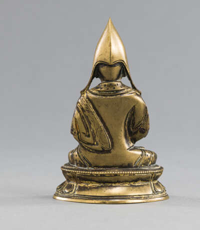 Bronze eines sitzenden Lama, die Hände vor der Brust erhoben - Foto 3