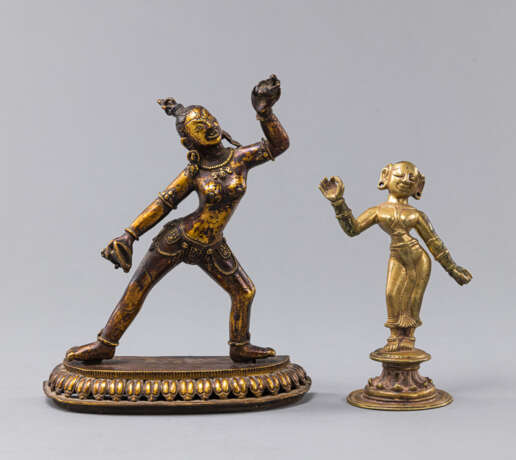 Bronze einer Dakini auf Lotossockel und Bronze einer stehenden Tara - photo 1
