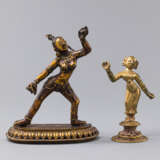 Bronze einer Dakini auf Lotossockel und Bronze einer stehenden Tara - photo 1