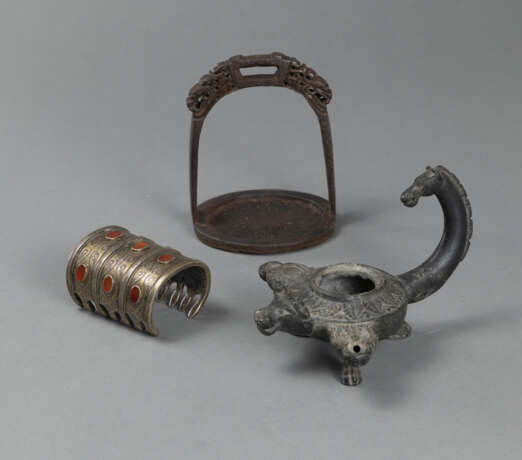 Konvolut: Eisen-Steigbügel, Armspange mit Karneole-Steinbesatz, Bronze-Öllampe - photo 1