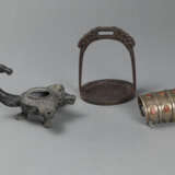 Konvolut: Eisen-Steigbügel, Armspange mit Karneole-Steinbesatz, Bronze-Öllampe - photo 2