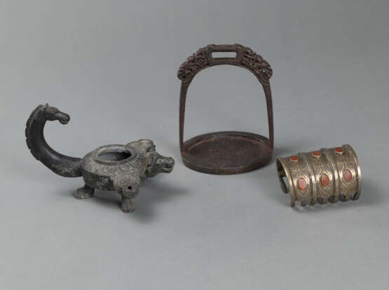 Konvolut: Eisen-Steigbügel, Armspange mit Karneole-Steinbesatz, Bronze-Öllampe - photo 2