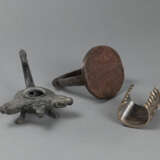 Konvolut: Eisen-Steigbügel, Armspange mit Karneole-Steinbesatz, Bronze-Öllampe - photo 3