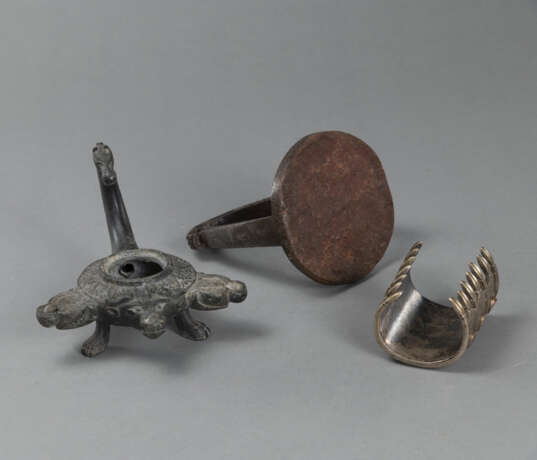 Konvolut: Eisen-Steigbügel, Armspange mit Karneole-Steinbesatz, Bronze-Öllampe - photo 3