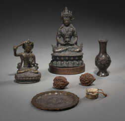 Bronzen des Amitayus und Manjushri, ein kleines blütenförmiges Bronzetablett, eine Bronzevase, zwei Walnussschnitzereien und ein Jade-Siegel