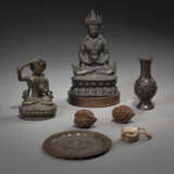 Bronzen des Amitayus und Manjushri, ein kleines blütenförmiges Bronzetablett, eine Bronzevase, zwei Walnussschnitzereien und ein Jade-Siegel - фото 1