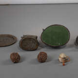 Bronzen des Amitayus und Manjushri, ein kleines blütenförmiges Bronzetablett, eine Bronzevase, zwei Walnussschnitzereien und ein Jade-Siegel - photo 3