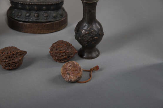 Bronzen des Amitayus und Manjushri, ein kleines blütenförmiges Bronzetablett, eine Bronzevase, zwei Walnussschnitzereien und ein Jade-Siegel - photo 4