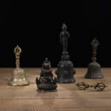 Glocke mit Figur, zwei Ghanta, ein Vajra und eine kleine Bronze des Vajrasattva mit Gemahlin - photo 2