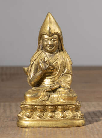 Feuervergoldete Figur aus Bronze vermutlich Tsongkhapa - фото 2