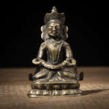 Sitzender gekrönter Buddha aus Bronze - photo 1