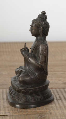 Bronze des Buddha auf einem Lotossockel - photo 2