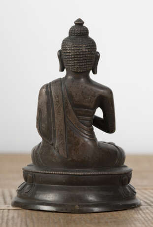 Bronze des Buddha auf einem Lotossockel - photo 4