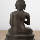 Bronze des Buddha auf einem Lotossockel - photo 4