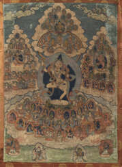 Thangka mit zentraler Darstellung einer Dakini umgeben von zahlreichen weiteren Gottheiten