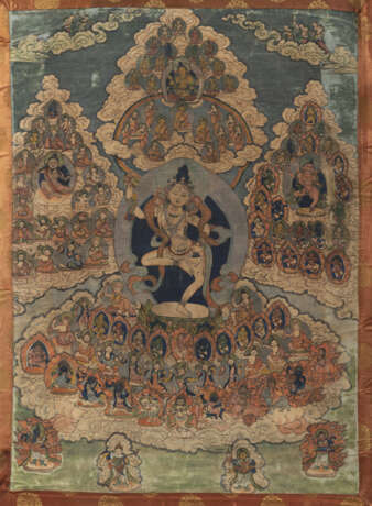 Thangka mit zentraler Darstellung einer Dakini umgeben von zahlreichen weiteren Gottheiten - photo 1