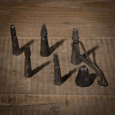 Sechs Petschaften bzw. Siegelanhänger aus Eisen und Bronze - фото 1