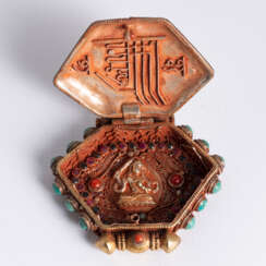 Feines Amulett mit Steinbesatz und Darstellung des Buddha Shakyamuni und des Manjushri