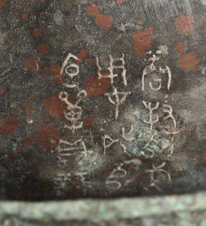 Deckelgefäß aus Bronze mit Eulendekor in Relief im archaischen Stil - photo 5