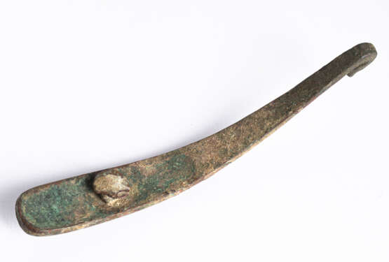 Gürtelschließe aus Bronze mit Resten von Einlagen in Silber und Türkis - Foto 3