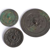 Gruppe von drei Spiegeln aus Bronze, China, Ming-Dynastie oder früher - photo 1