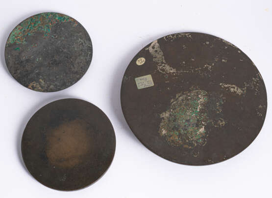 Gruppe von drei Spiegeln aus Bronze, China, Ming-Dynastie oder früher - фото 2